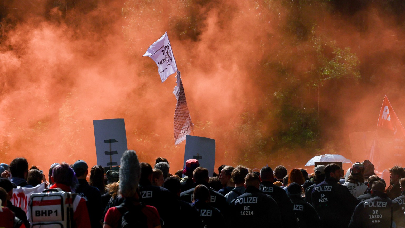 epa11333167 Environmental activists use smoke canisters during a protest against Tesla&#039;s plans to extend its Gigafactory plant, in Gruenheide, near Berlin, Germany, 11 May 2024. Due to the ongoin ...
