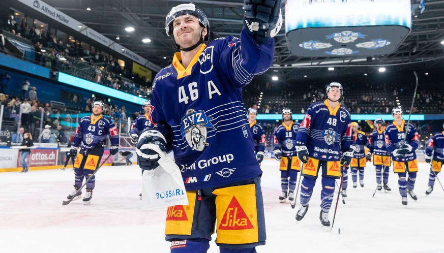 EV Zugs Lino Martschini bejubelt den Sieg nach dem Eishockey Qualifikationsspiel der National League zwischen dem EV Zug und den SCL Tigers am Samstag, 17. September 2022 in der Bossard Arena in Zug.  ...