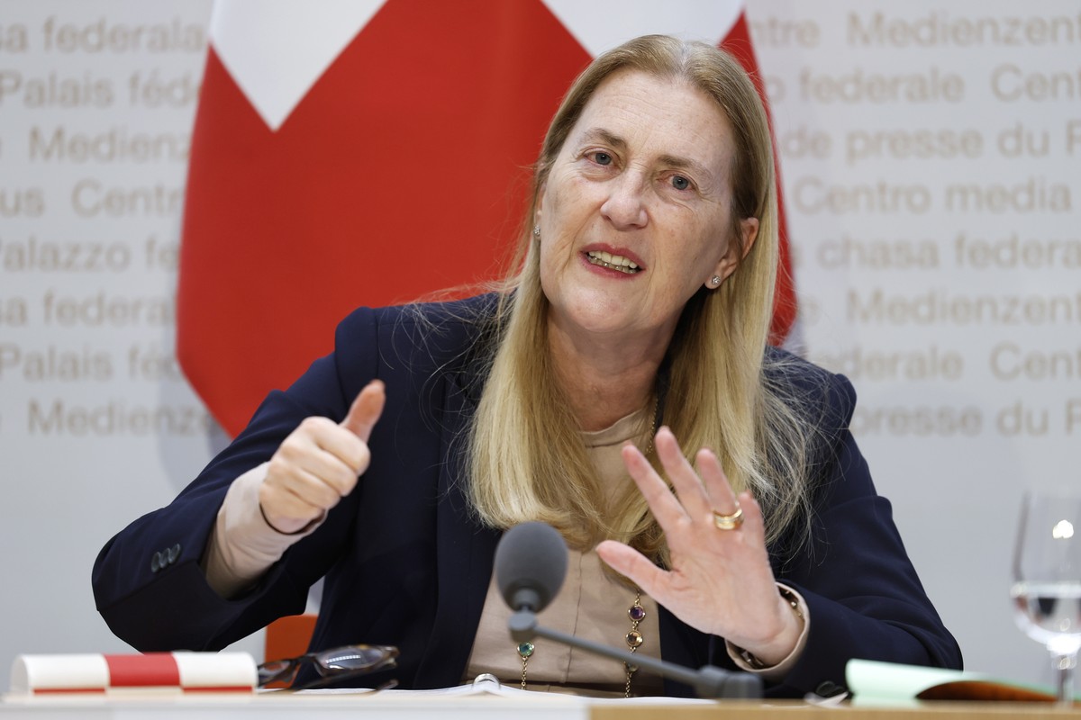 Staatsekretaerin Helene Budliger Artieda, Direktorin des Staatssekretariats fuer Wirtschaft SECO, spricht waehrend einer Medienkonferenz des Bundesrates zum Lohnschutz, am Mittwoch, 19. Februar 2025,  ...