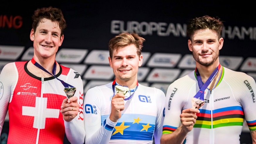 epa10126116 (L-R) Second Stefan KUENG of Switzerland, winner Stefan BISSEGGER of Switzerland and third Filippo GANNA of Italy at the medal ceremony of the Cycling Road - Men&#039;s Individual Time Tri ...