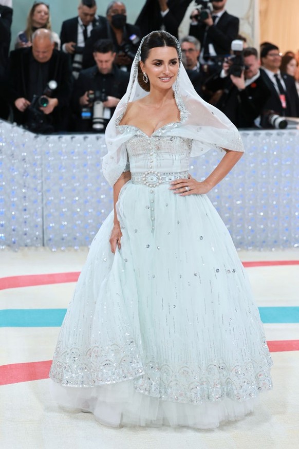 NEW YORK, NEW YORK - MAY 01: Penélope Cruz attends The 2023 Met Gala Celebrating &quot;Karl Lagerfeld: A Line Of Beauty&quot; at The Metropolitan Museum of Art on May 01, 2023 in New York City. (Phot ...