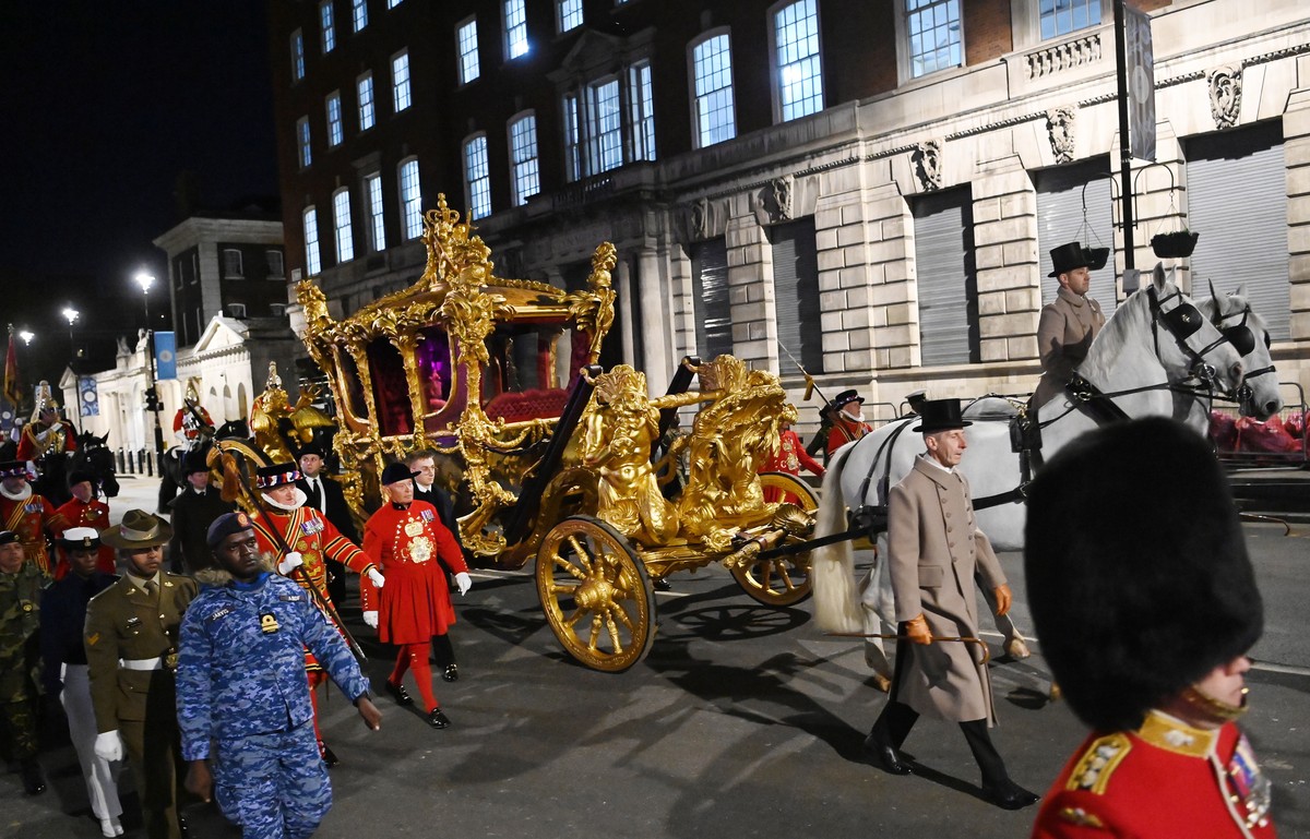 epaselect epa10605591 The Coronation procession makes its way towards Admiralty Arch during the rehearsal for King Charles III coronation in London, Britain, 03 May 2023. London is preparing for King  ...