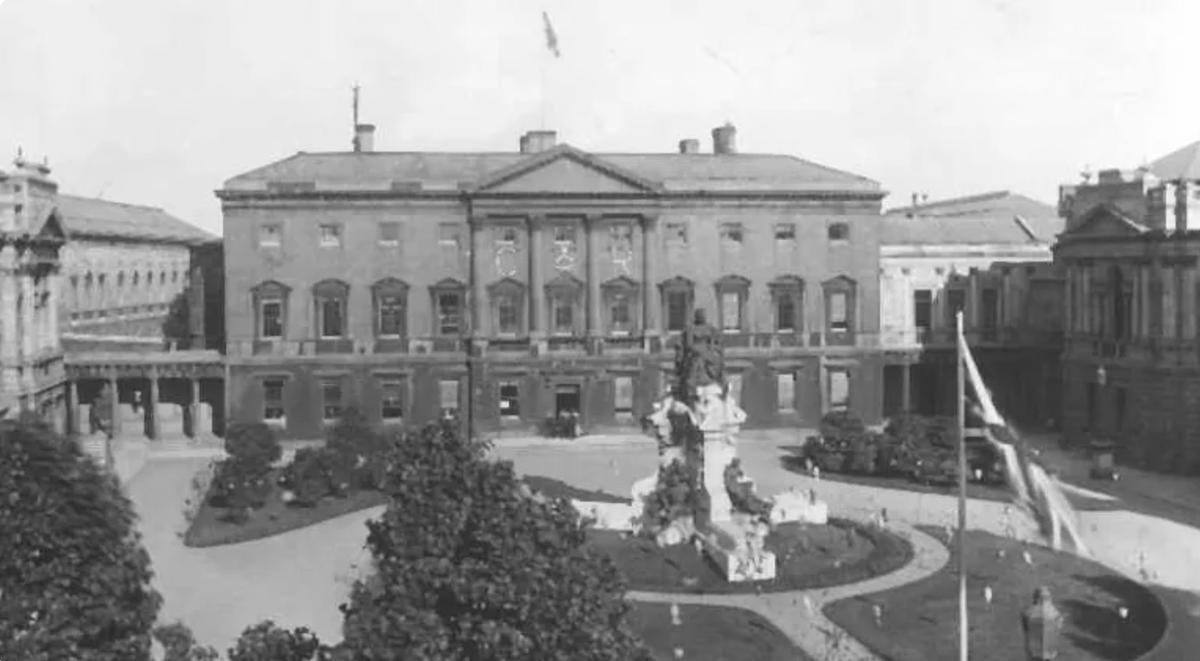 La Leinster House à Dublin a servi de modèle à l'architecte irlandais James Hoban pour construire la Maison-Blanche.