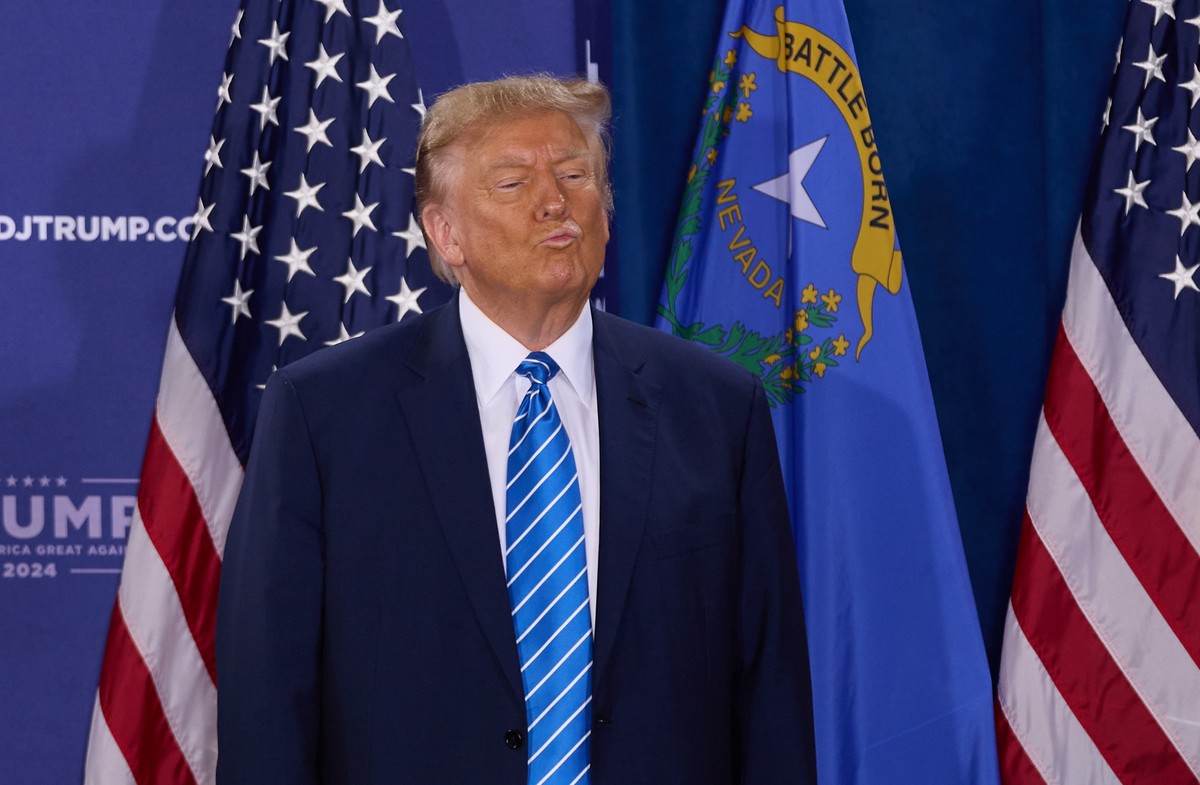 epaselect epa11109353 Republican presidential candidate former President Donald J. Trump blows a kiss during his Commit to Caucus Event at Big League Dreams in Las Vegas, Nevada, USA, 27 January 2024. ...