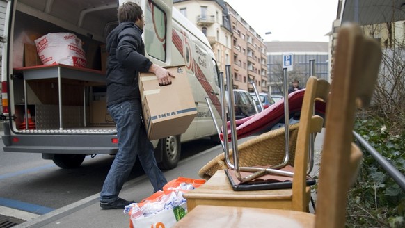 A man carries a cardboard box from the van to the new flat during a house moving in Zurich, Switzerland, pictured on January 31, 2009. (KEYSTONE/Urs Jaudas)

Ein Mann traegt am 31. Januar 2009 in Zuer ...