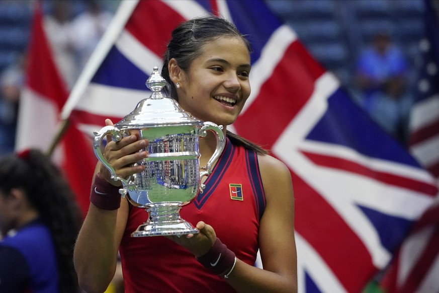 FILE - Emma Raducanu, of Britain, holds up the US Open championship trophy after defeating Leylah Fernandez, of Canada, during the women&#039;s singles final of the US Open tennis championships, Satur ...