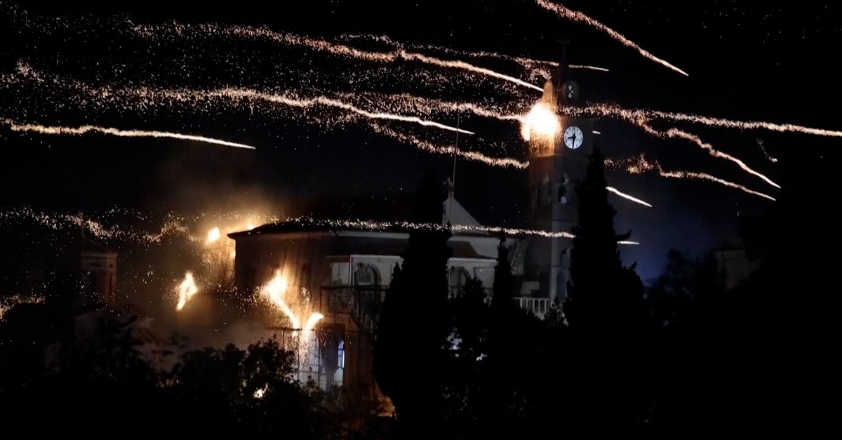 Raketenkrieg – spektakulärer und illegaler Osterbrauch auf griechischer Insel