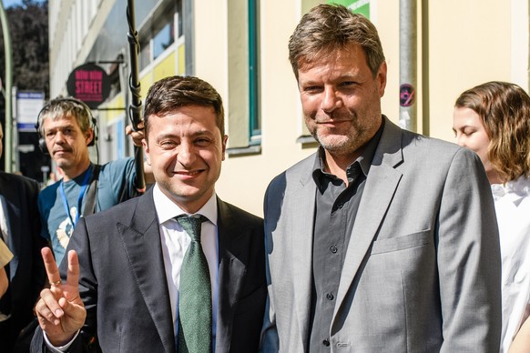 epa07655909 Ukraine&#039;s President Volodymyr Zelensky (L) and Green party (Die Gruenen) co-chairman Robert Habeck (R) pose in front of media, during the beginning of a meeting at the Green Party hea ...