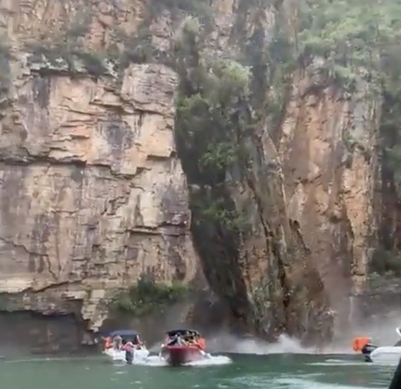 Brasilien. Felswand stürzt auf zwei Boote