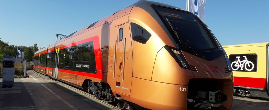 Der Flirt «Traverso», der künftig auf der Gotthard-Panoramastrecke verkehrt, ist ein Blickfang. Die SOB und Stadler haben den neuen Fernverkehrszug der SOB heute an der internationalen Fachmesse für V ...