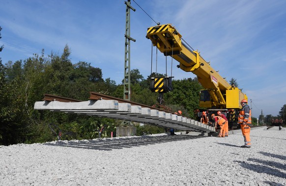 An der Baustelle des Bahntunnels Rastatt (Baden-Wuerttemberg) finden am 22.09.2017 bei Niederbuehl Arbeiten statt. Dort hatten sich Bahngleise abgesenkt. Die Bahnstrecke zwischen Rastatt und Baden-Bad ...