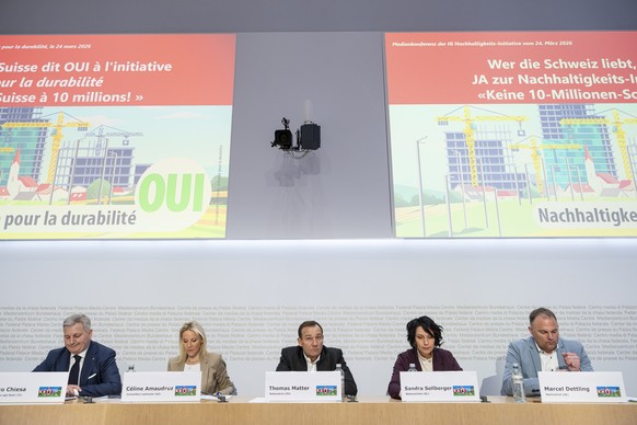 Staenderat Marco Chiesa, SVP-TI, Nationalraetin Celine Amaudruz, SVP-GE, Nationalrat Thomas Matter, SVP-ZH, Nationalraetin Sandra Sollberger, SVP-BL, und Nationalrat Marcel Dettling, SVP-SZ, von links ...