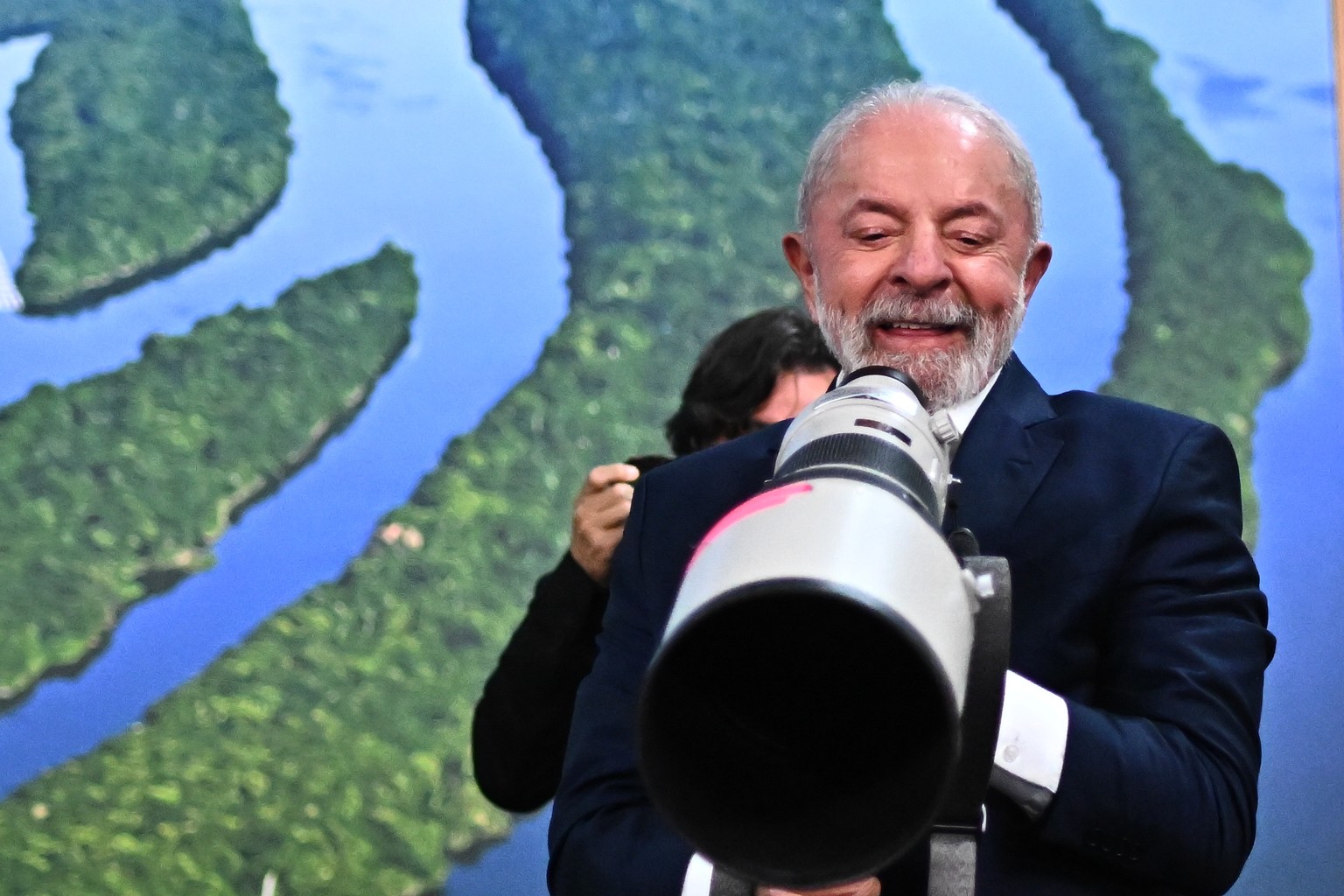 epa12536959 Brazilian President Luiz Inacio Lula da Silva holds the lens of a camera during a press conference at the Hangar Convention Center, where COP30 is being held, in Belem, Brazil, 19 November ...