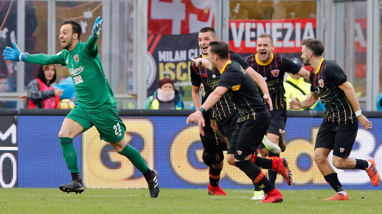 Benevento goalkeeper Alberto Brignoli, left, celebrates after scoring the equalizer at the end of the Italian Serie A soccer match between Benevento and AC Milan in Benevento, Italy, Sunday, Dec. 3, 2 ...