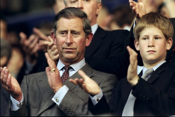Prinz Charles und Sohn Harry im Juni 1998 beim Fussballmatch zwischen England und Kolumbien bei der WM in Lens, Frankreich.