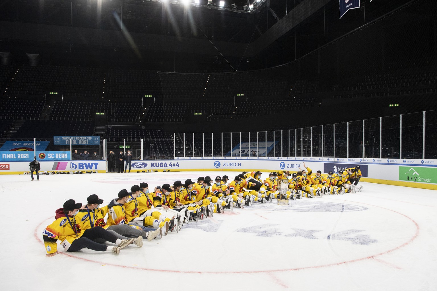 Die Berner jubeln mit dem Pokal nach dem Sieg im Final des Swiss Ice Hockey Cups 2020/21 zwischen den ZSC Lions und dem SC Bern am Sonntag, 28. Februar 2021, im Hallenstadion in Zuerich. (KEYSTONE/Enn ...