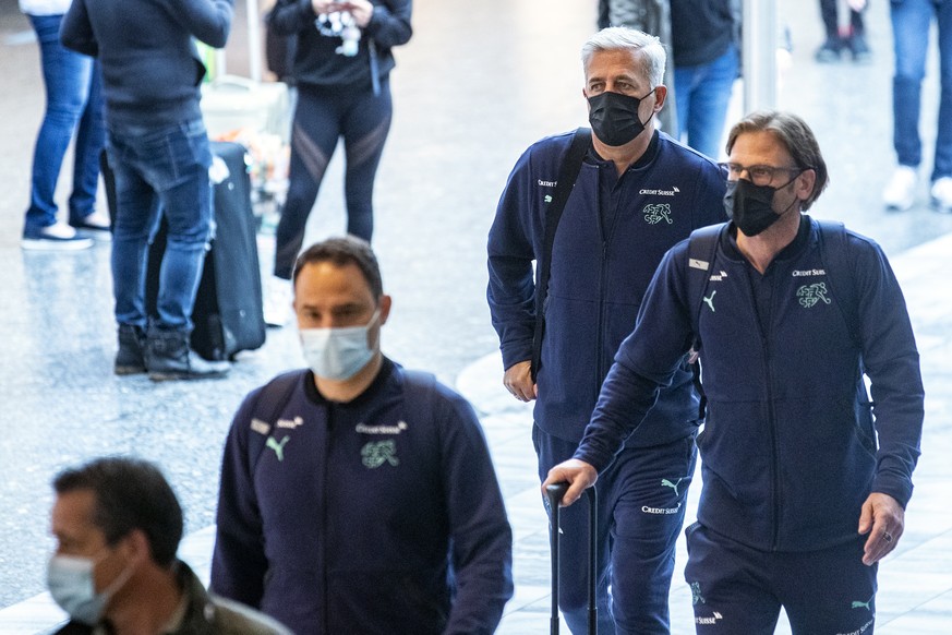 Trainer Vladimir Petkovic und die Schweizer Nationalmannschaft am Flughafen Zuerich, kurz vor dem Abflug an die Fussball Europameisterschaft 2021 nach Baku, am Montag, 7. Juni 2021 am Flughafen Zueric ...