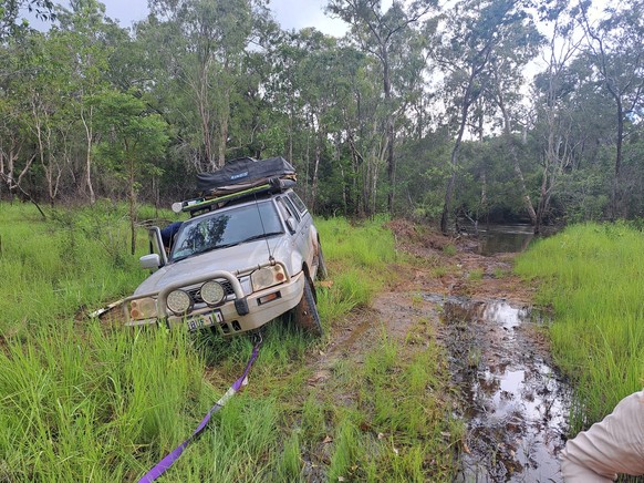 Der Wagen blieb auf einer unbefestigten Piste des Oyala-Thumotang-Nationalpark stecken.