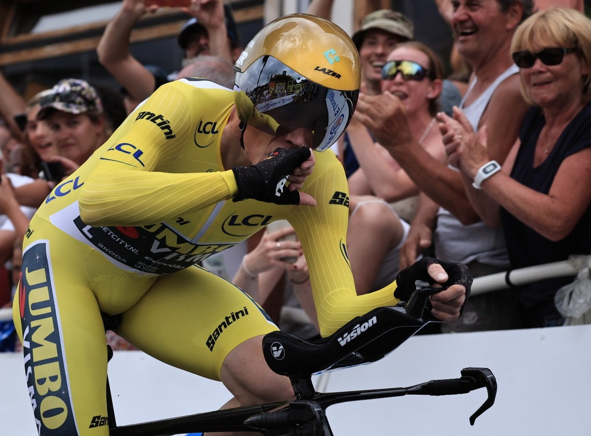 epa10753841 Danish rider Jonas Vingegaard of team Jumbo-Visma in action during the 16th stage of the Tour de France 2023, a 22.4kms individual time trial (ITT) from Passy to Combloux, France, 18 July  ...