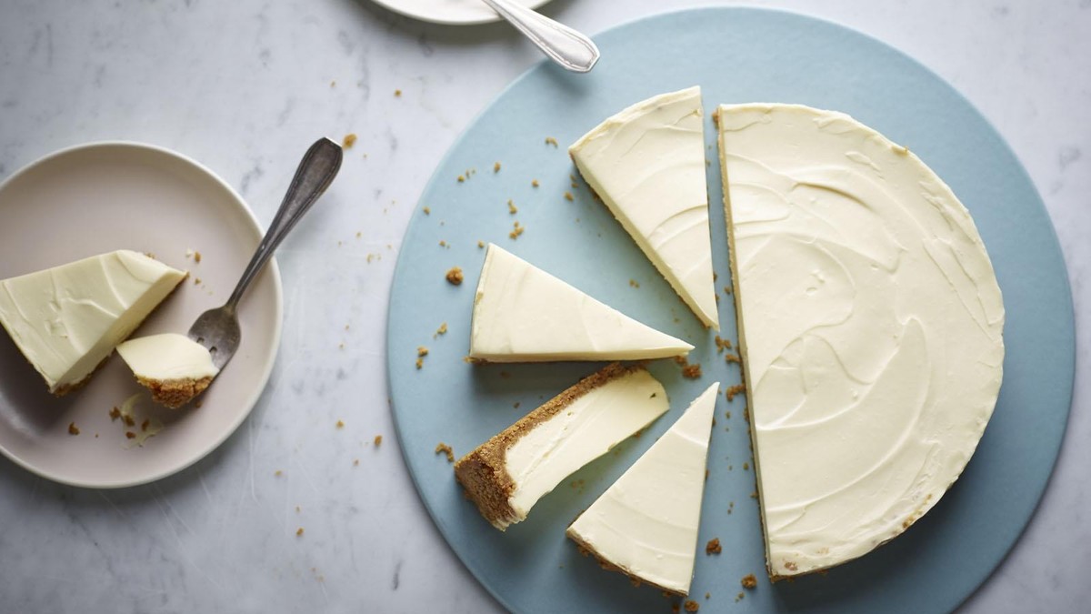 White chocolate cheesecake - Cheesecake aus weisser Schokolade 
https://ichef.bbci.co.uk/food/ic/food_16x9_1600/recipes/white_chocolate_22234_16x9.jpg