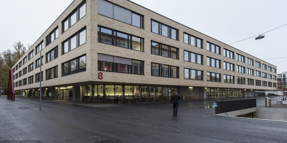 Im vonRoll-Gebäude der Universität Bern ist wohl ein Professor mit Aktivisten aneinandergeraten.