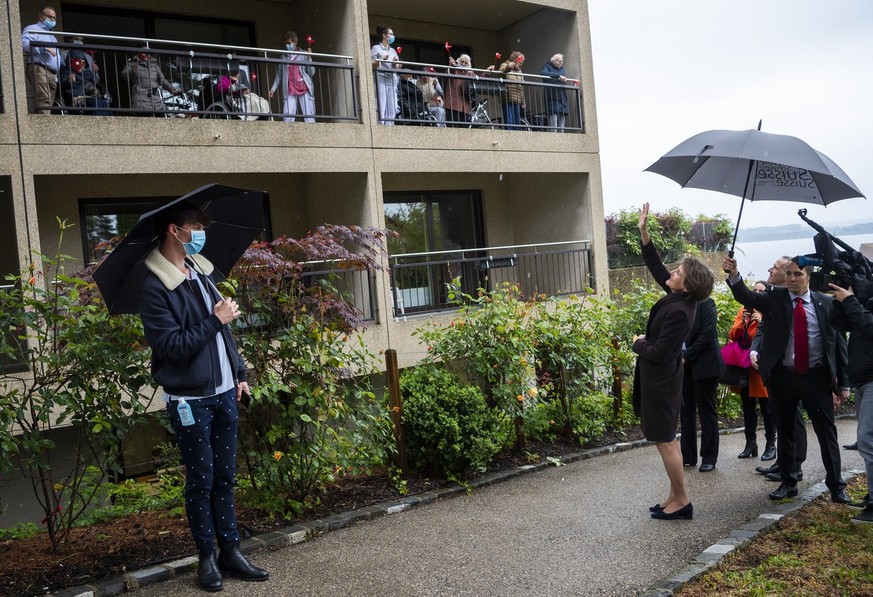 La Presidente de la Confederation Simonetta Sommaruga, centre, arrive en compagnie de Laurent Kurth, Conseiller d'Etat neuchatelois, gauche, et du directeur du Home des Charmettes, Olivier Schneg ...