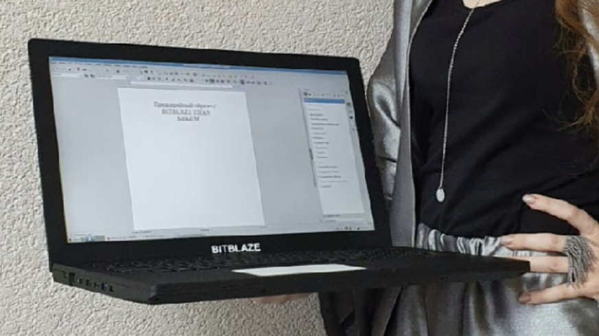 «Optisch wirkt das Notebook mit seinen dicken Display-Rändern und dem klobigen Gehäuse wie aus vergangenen Zeiten», urteilt das Tech-Newsportal heise.de.