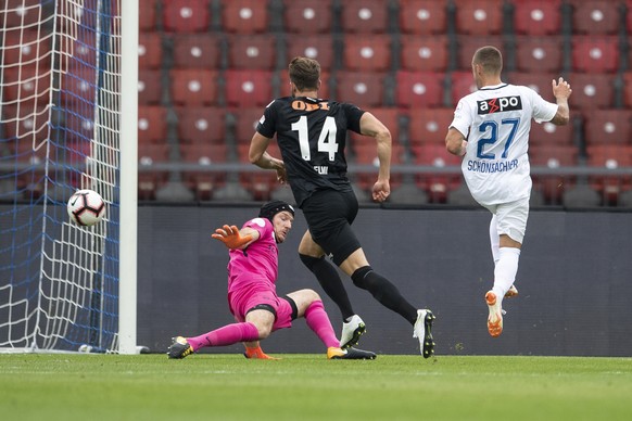 Zuerichs Marco Schoenbaechler, rechts, trifft zum 1:0 Tor im Fussball Meisterschaftsspiel der Super League zwischen dem FC Zuerich und dem FC Thun im Letzigrund, am Sonntag, 22. Juli 2018 in Zuerich.  ...