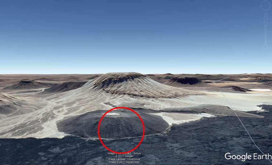 Steinstrukturen auf einem erloschenen Vulkankegel. <br><a href="https://earth.app.goo.gl/s5VY" target="_blank">&gt;&gt; Auf Google Earth ansehen</a>&nbsp;(nur auf Chrome)&nbsp;