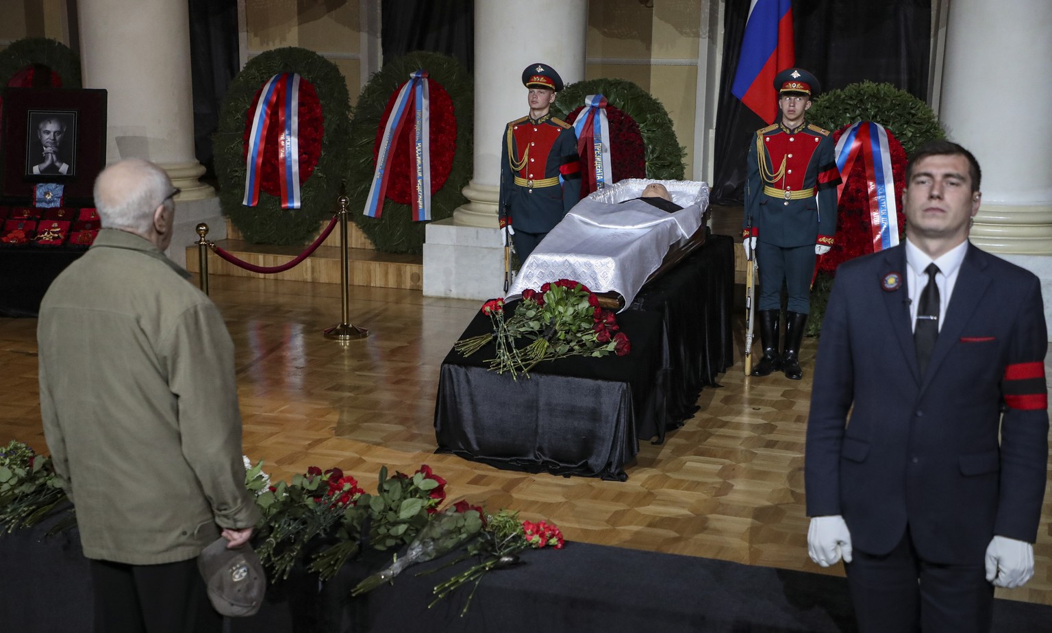 epa10156442 A man pays tribute im front of the coffin with the body of the late former Soviet president Mikhail Gorbachev, during farewell ceremony at the Hall of Columns of the House of Trade Unions  ...