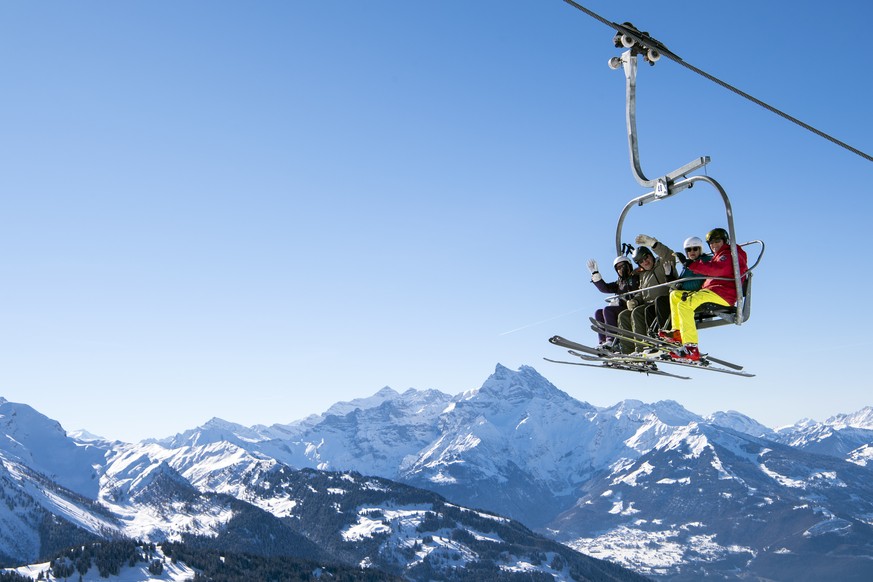 epa07345542 People on a ski lift during a beautiful sunny day at Les Chaux in the Villars-Gryon-Les Diablerets skiing area in canton Vaud, Switzerland, Tuesday, February 5, 2019. EPA/ANTHONY ANEX