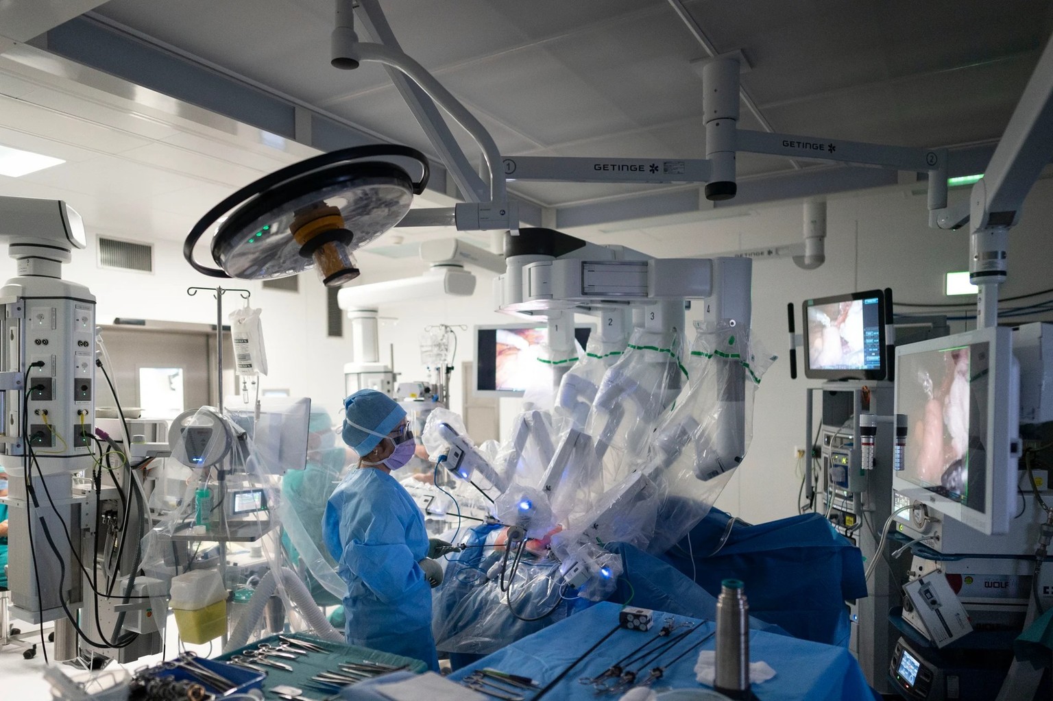 Moderne Technik macht es möglich: Mit dem Operationsroboter Davinci lassen sich Patienten auch über tausende Kilometer hinwegen operieren.