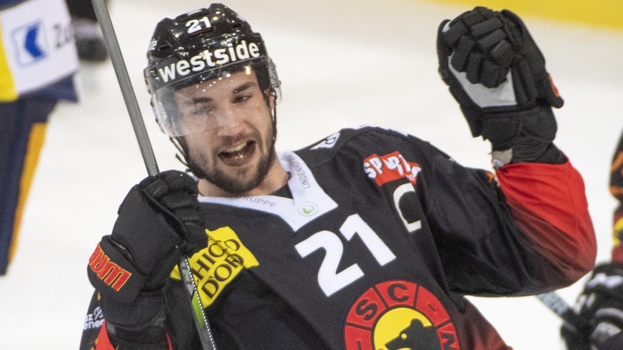 Berns, Simon Moser, Torschutze zum 1:1, jubelt, waehrend dem Meisterschaftsspiel der National League, zwischen dem SC Bern und dem EV Zug, am Freitag 14. Februar 2020 in der Postfinance Arena in Bern. ...