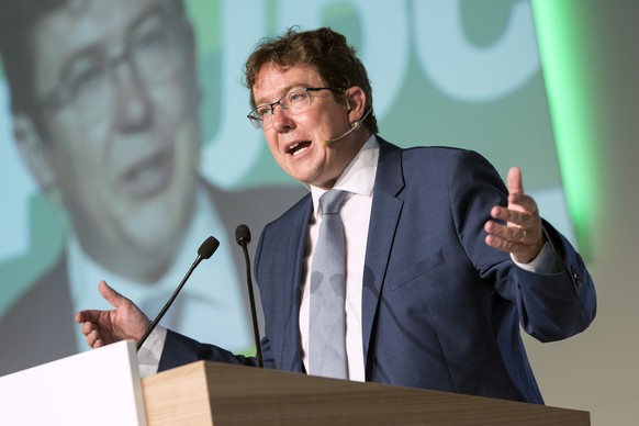 Parteipraesident und Nationalrat Albert Roesti spricht an der Delegiertenversammlung der SVP, am Samstag, 26. August 2017, in Thun. (KEYSTONE/Peter Schneider)