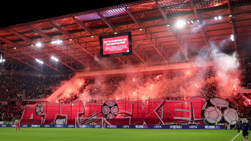 epa12402839 Supporters of Freiburg light flares and display a tifo ahead of the UEFA Europa League league phase match between SC Freiburg and FC Basel, in Freiburg, Germany, 24 September 2025. EPA/RON ...