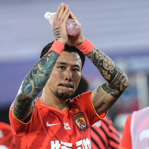 IMAGO / Xinhua

(200904) -- DALIAN, Sept. 4, 2020 -- Zhang Linpeng (Front) of Guangzhou Evergrande greets fans after the 9th round match between Guangzhou Evergrande and Guangzhou R&amp;F at the postp ...