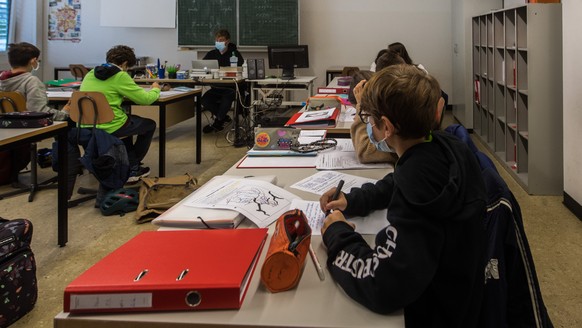 Die Schueler der Mittelschule in Locarno tragen am Montag, 9. November 2020, auch waehrend des Unterrichts Geschichtsmasken zum Schutz vor dem Coronavirus. Die Tessiner Regierung hat das Maskenobligat ...