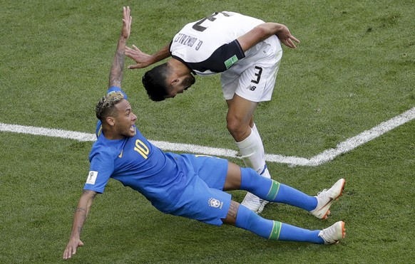 Brazil&#039;s Neymar, right, challenges for the ball with Costa Rica&#039;s Giancarlo Gonzalez during the group E match between Brazil and Costa Rica at the 2018 soccer World Cup in the St. Petersburg ...