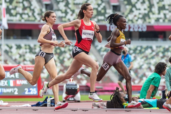 Lore Hoffmann (SUI), center, races in the first round of the women&#039;s 800m, behind Winnie Nanyondo (UGA) and before Madeleine Kelly (CAN) at the Olympic Games in Tokyo, on Friday, July 30, 2021 (K ...