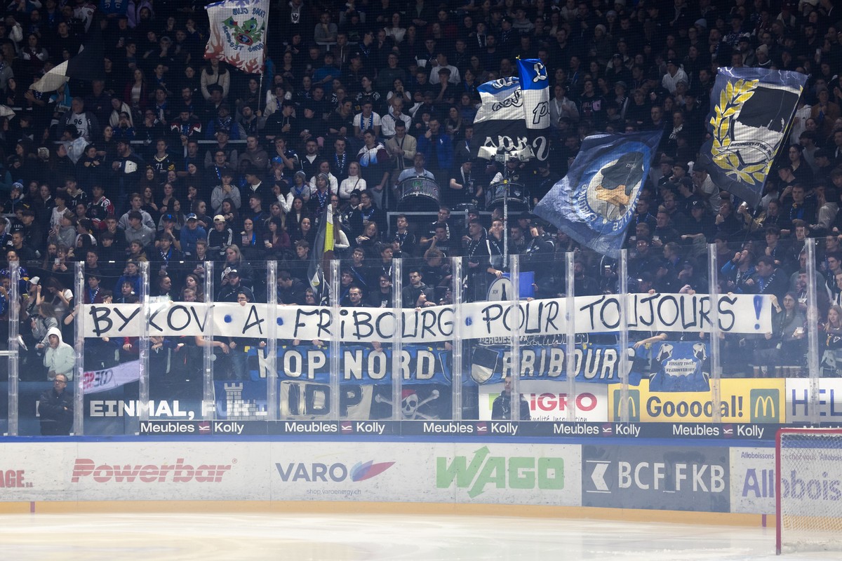 Gotterons Fans halten vor dem Spiel ein Plakat mit den Worten "Bykov a Fribourg pour toujours" hoch, vor dem Eishockey Meisterschaftsspiel der National League zwischen dem HC Fribourg Gotter ...