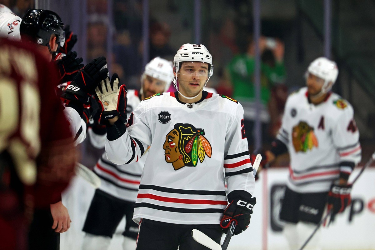 NHL, Eishockey Herren, USA Chicago Blackhawks at Arizona Coyotes Mar 5, 2024 Tempe, Arizona, USA Chicago Blackhawks center Philipp Kurashev 23 celebrates with the bench after scoring a goal during the ...