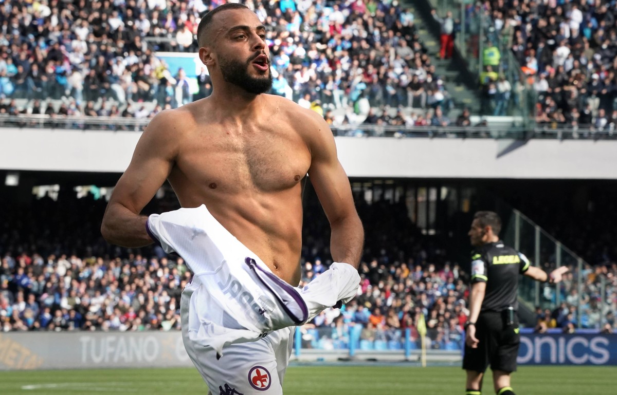 Arthur Cabral zieht nach seinem zweiten Fiorentina-Saisontreffer oben blank.