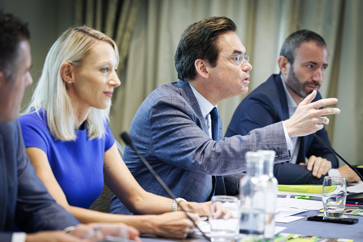 De gauche a droite, Jerome De Benedictis, syndic d'Echandens, Aurore Mueller-Gaudard, CEO et presidente du conseil d'administration de Gaudard Energies, le conseiller national PLR Olivier Fe ...
