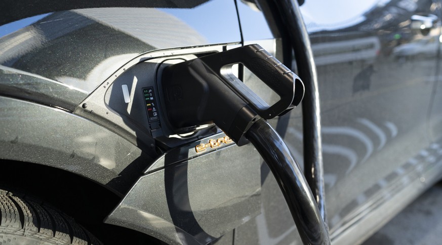 Ein Audi e-tron Auto ist am Donnerstag, 10. November 2022, in Zuerich an eine der vier Ladestationen des Audi charging hub angeschlossen. Der Audi charging hub mit vier Ladestationen und einer Ladelei ...
