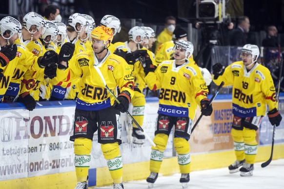 Jubel bei Berns PostFinance Top Scorer Dustin Jeffrey, Berns Mika Henauer und Berns Jesper Olofsson, von links, nach dem Tor zum 0-1 im Eishockey Spiel der National League zwischen den ZSC Lions und d ...