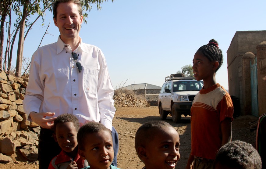 SVP-Nationalrat Thomas Aeschi mit Kindern in Mendefera, einem Dorf in Eritrea. &nbsp;Während rund zweier Wochen waren fünf Schweizer Politiker in Eritrea unterwegs.