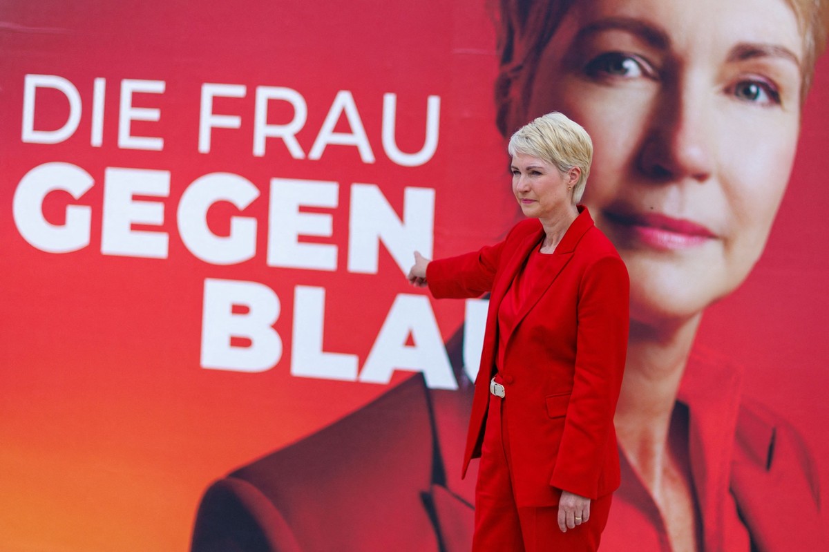 07.09.2026, Mecklenburg-Vorpommern, Schwerin: Manuela Schwesig (SPD), die Ministerpr�sidentin von Mecklenburg-Vorpommern und Spitzenkandidatin f�r die Landtagswahl, enth�llt ein neues Wahlplakat mit d ...