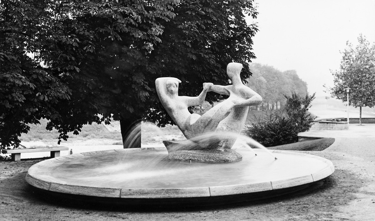 Brunnen des Winterthurer Bildhauers Robert Lienhard auf dem Platzspitz beim Zusammenfluss der Sihl und der Limmat. "Sirenen", so der Titel der Brunnenfiguren, die eine die Limmat, die andere ...