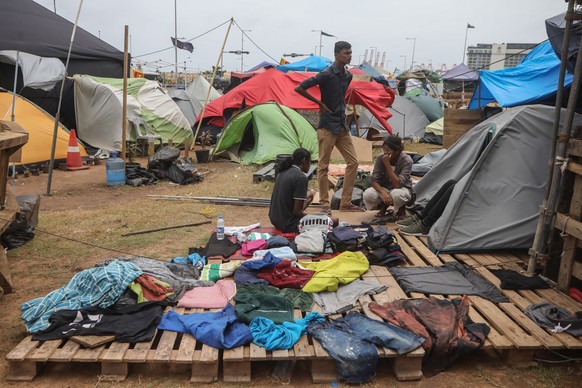 epa10105632 Protesters stay at a makeshift protest camping site near the Presidential Secretariat in Colombo, Sri Lanka, 04 August 2022. Protesters accuse the government of trying to repress the anti- ...