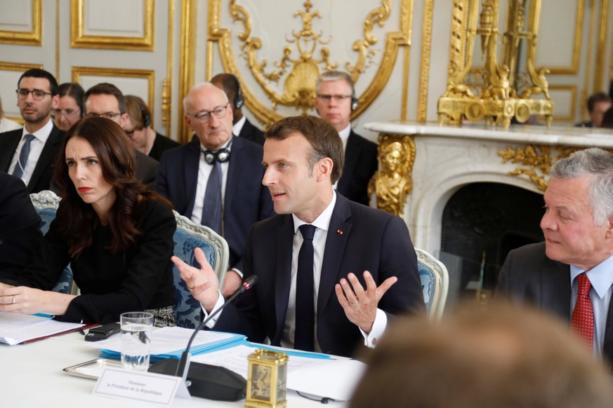 epa07573011 French President Emmanuel Macron (C) and New Zealand&#039;s Prime Minister Jacinda Ardern (L) attend a launching ceremony for the &#039;Christchurch Call&#039; against terrorism at the Ely ...